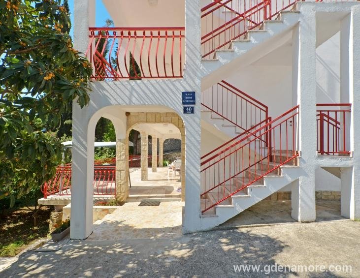 Ulaz u apartmansku kuću